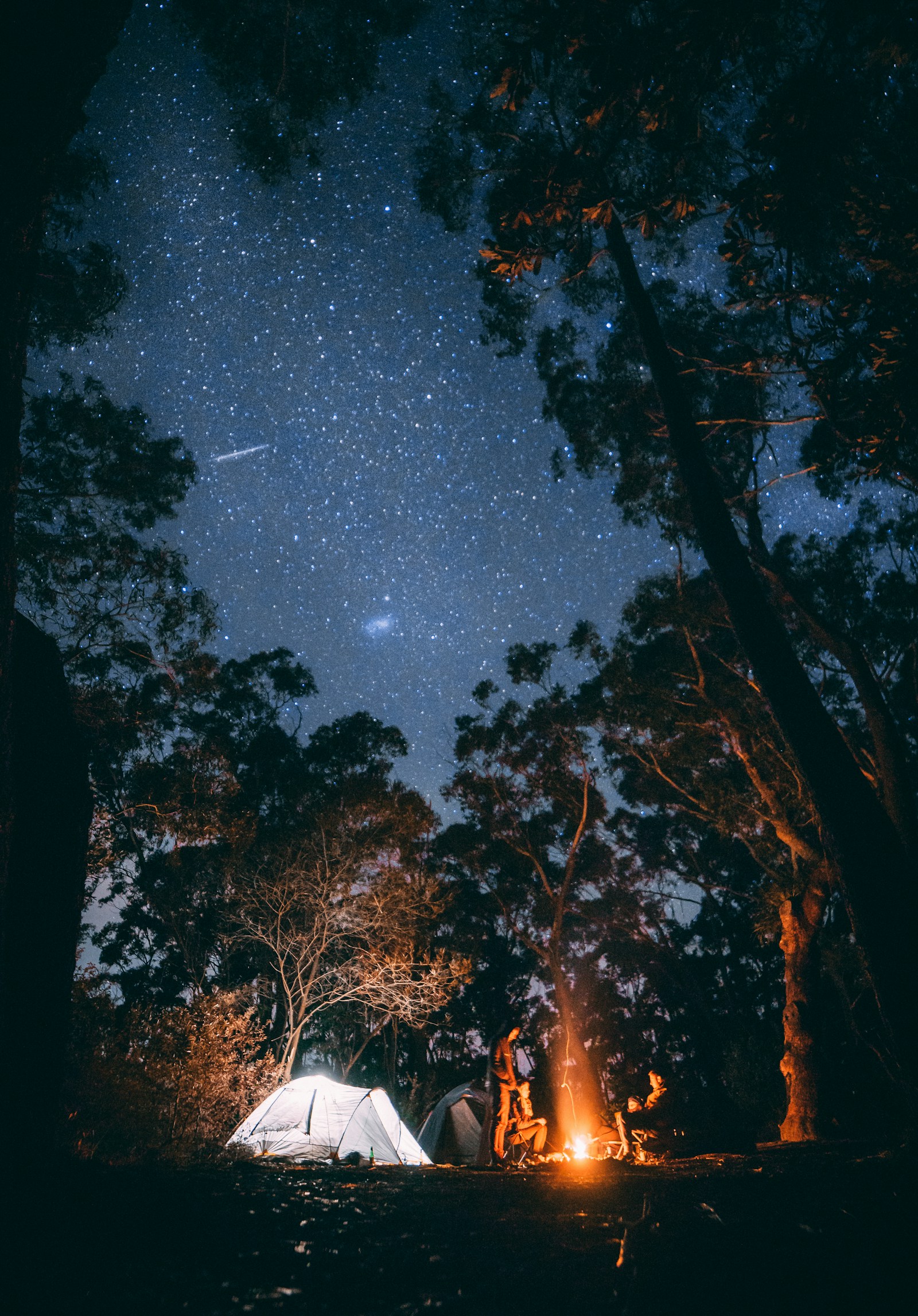 Acampamento ao ar livre entre montanhas, junto a um lago